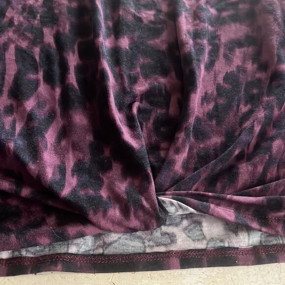 Women’s Shirt Large Purple Leopard Abstract Tier Flutter Sleeve Stretch Lightwt - Picture 3 of 5